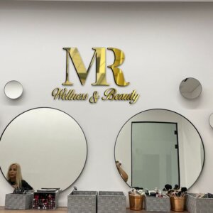 שלט לוגו מפרספקס זהב בעיצוב אישי