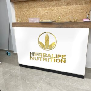 שלט לוגו מפרספקס זהב בעיצוב אישי