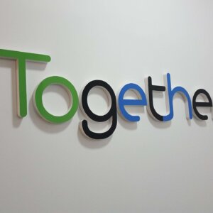 שלט לוגו קיר