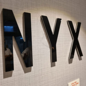 שלט לוגו קיר