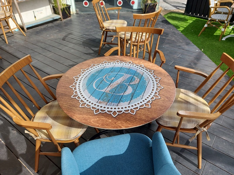 מדבקה לשולחן בית קפה