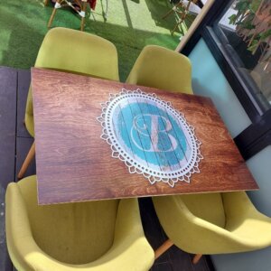 חידוש שולחן בית קפה