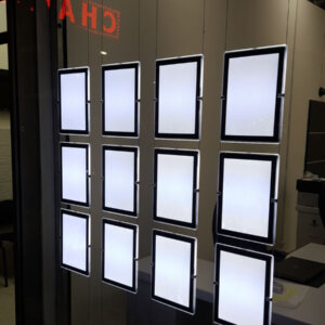 שלט מודולארי לתצוגה מוארת